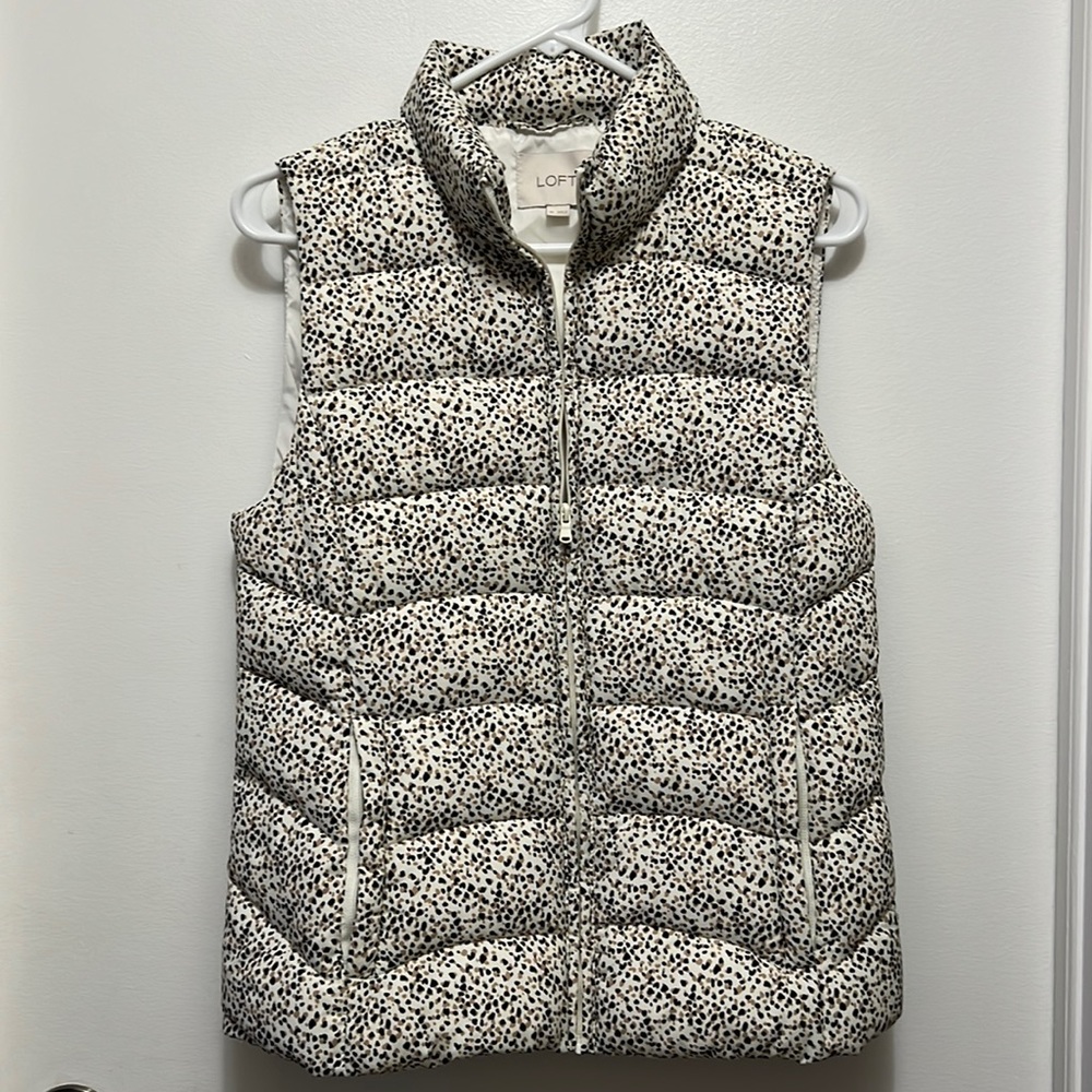 Loft vest made of 100% polyester with zippered pockets and zipper front